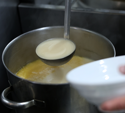 10時間以上煮込んだ濃厚鶏白湯スープ